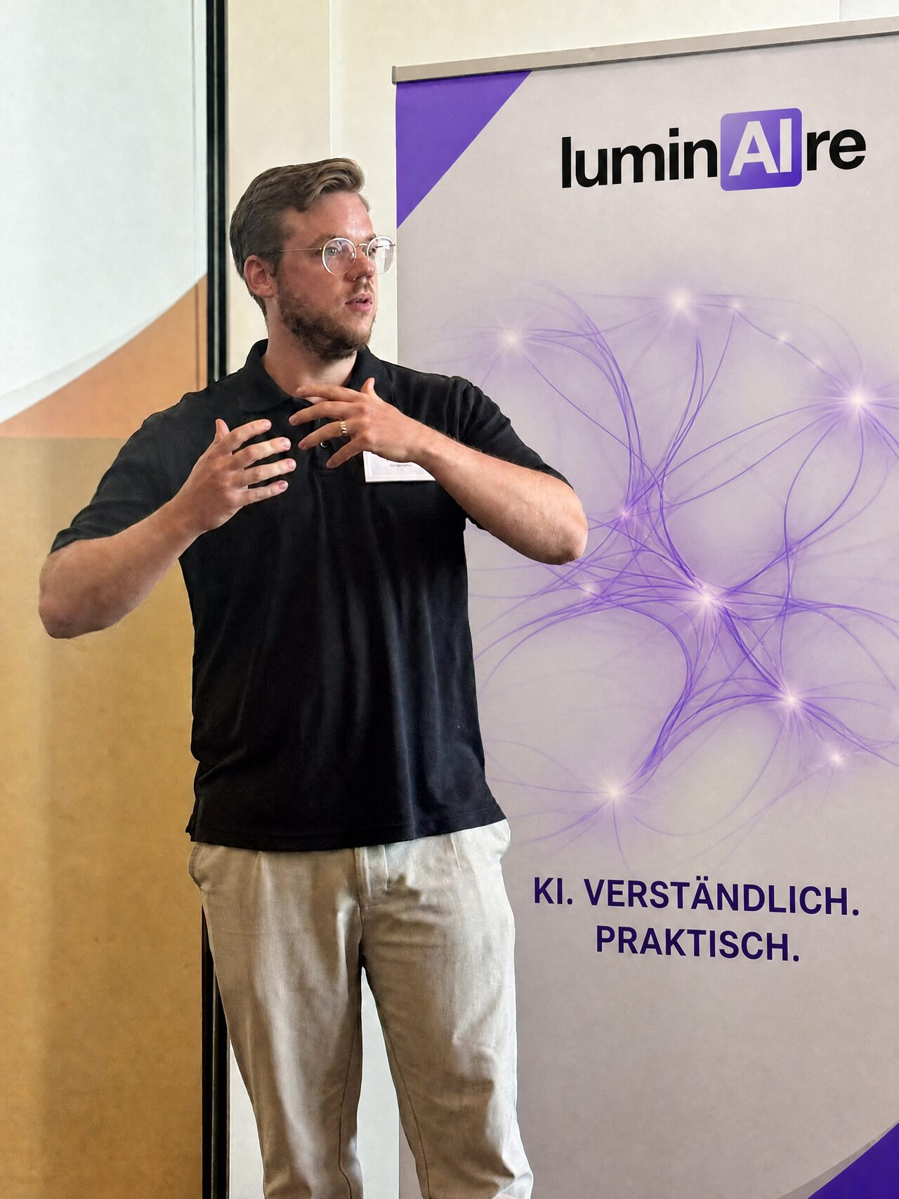 Philipp Mick von luminAIre hält einen Vortrag über KI im Unternehmensalltag